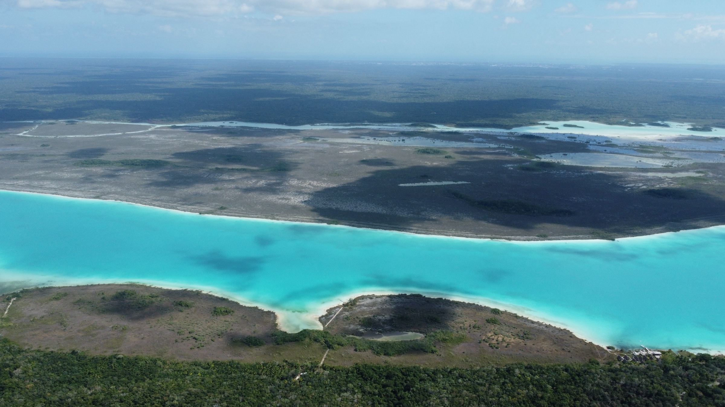 Vue panoramique de la Lagune de Bacalar et de la jungle.